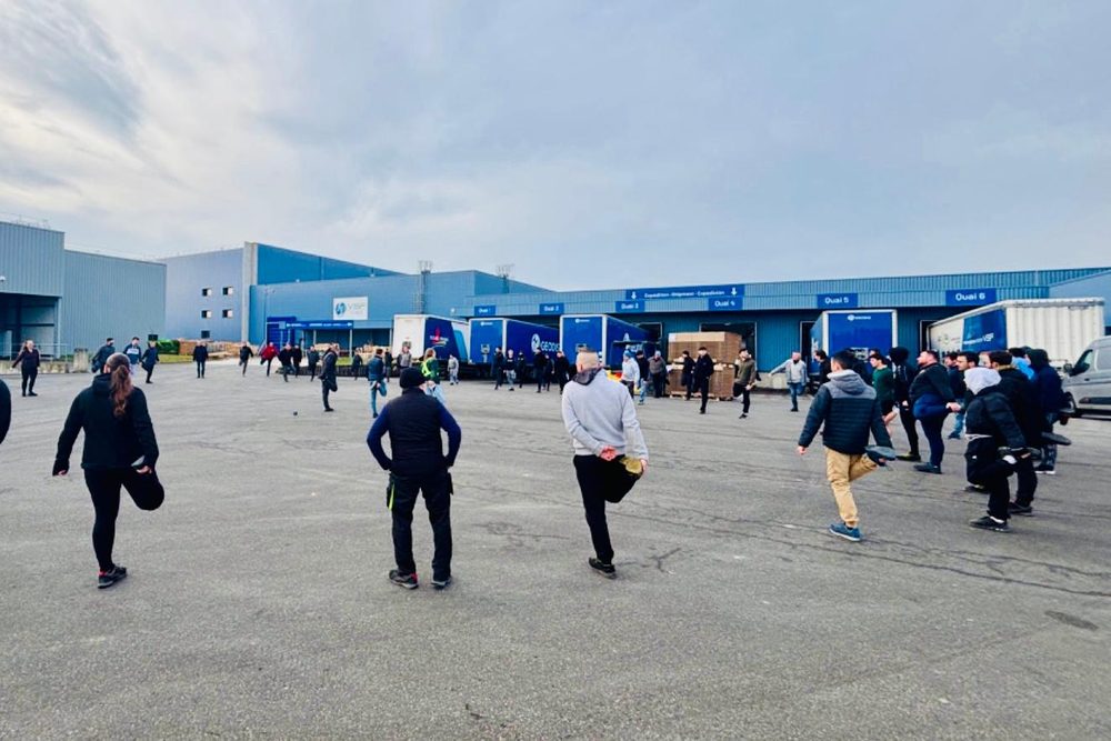 Séance d'étirements collective sur le site logistique — Groupe VSF